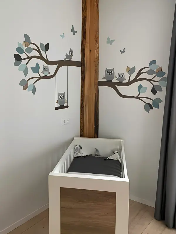 Groene babykamer met boomtak met dieren